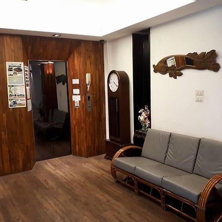 At One Inn Hualampong Bangkok Extérieur photo