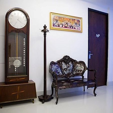 At One Inn Hualampong Bangkok Extérieur photo