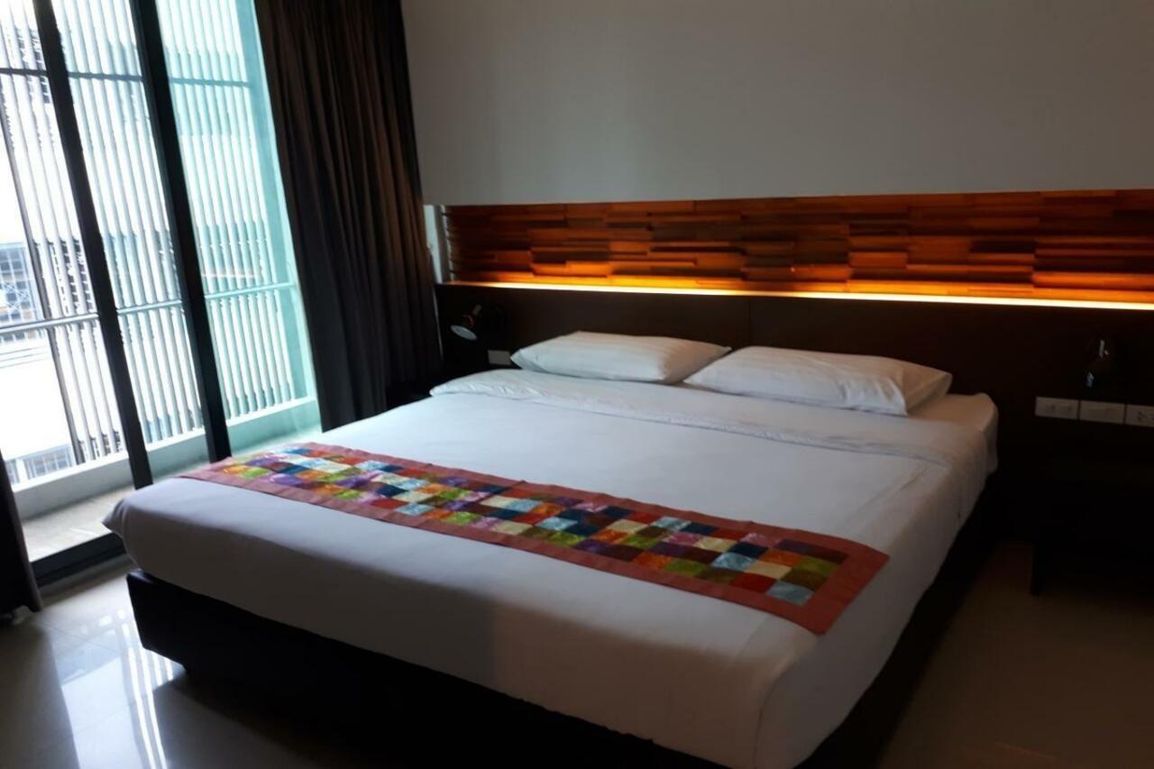 At One Inn Hualampong Bangkok Extérieur photo