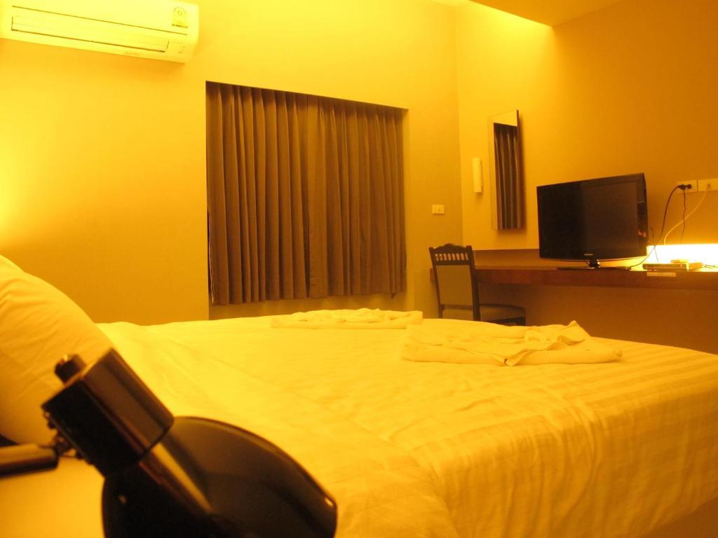 At One Inn Hualampong Bangkok Extérieur photo