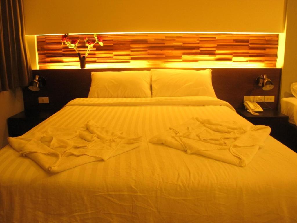 At One Inn Hualampong Bangkok Extérieur photo