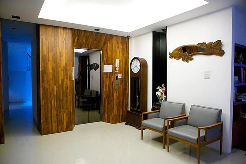 At One Inn Hualampong Bangkok Extérieur photo