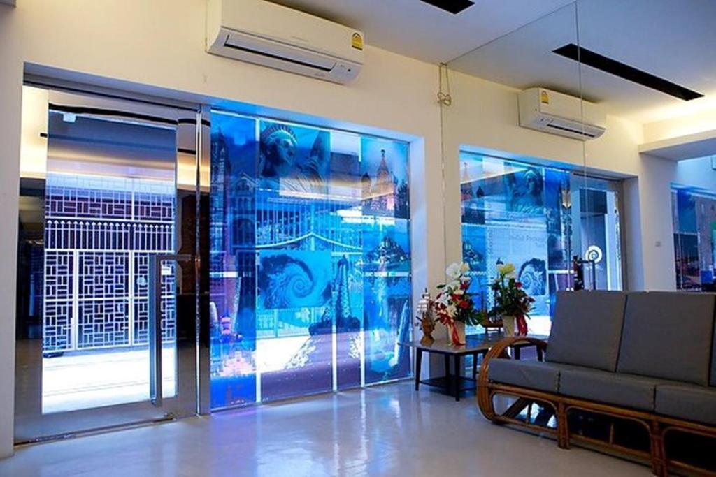 At One Inn Hualampong Bangkok Extérieur photo