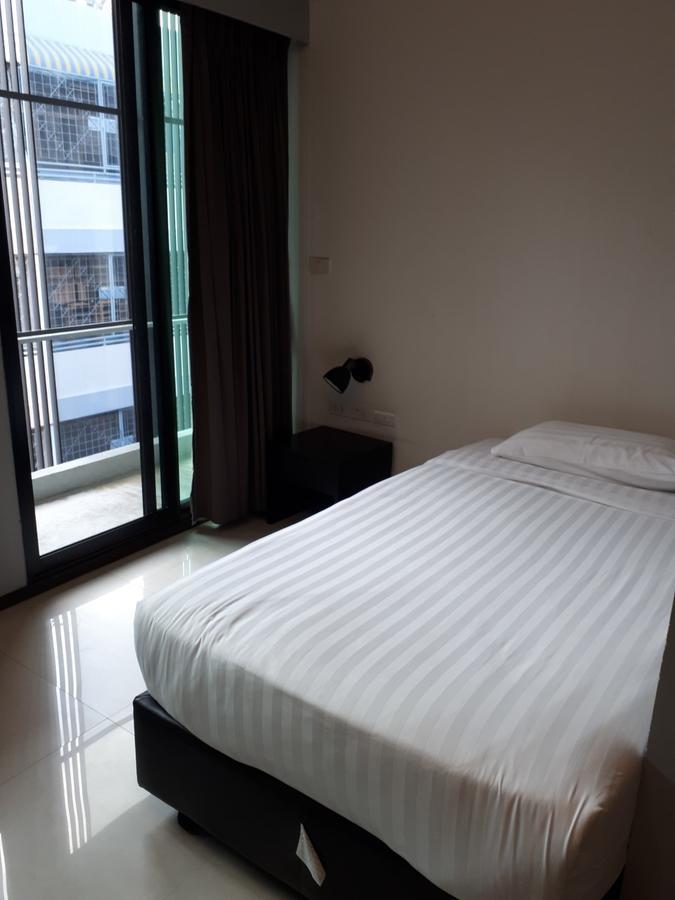 At One Inn Hualampong Bangkok Extérieur photo