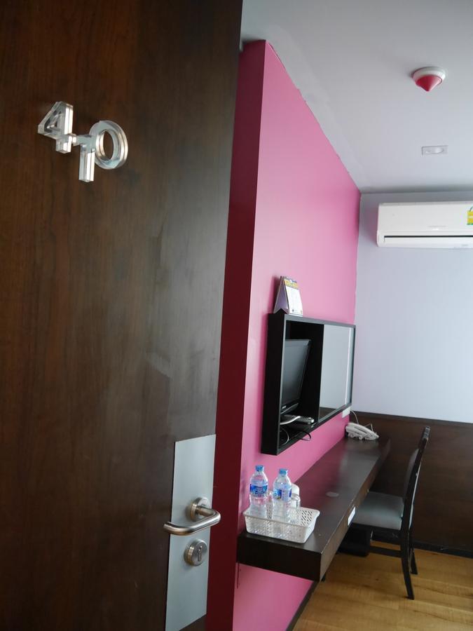 At One Inn Hualampong Bangkok Extérieur photo