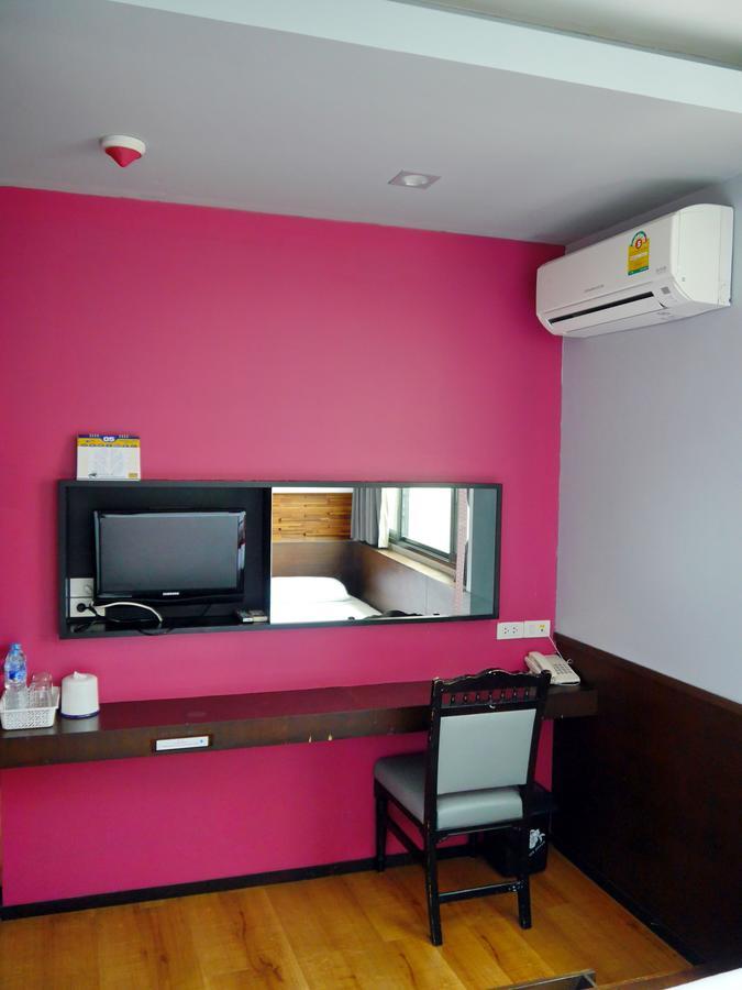 At One Inn Hualampong Bangkok Extérieur photo