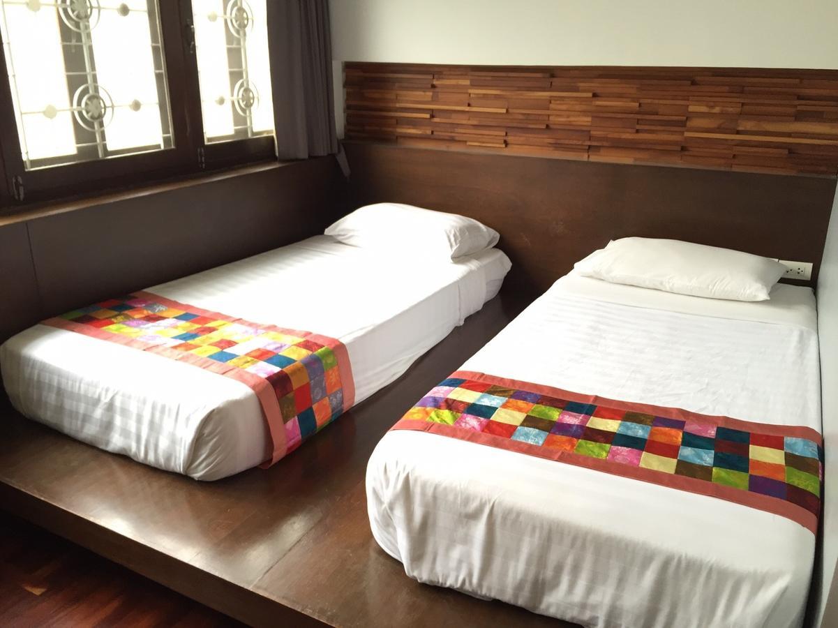 At One Inn Hualampong Bangkok Extérieur photo
