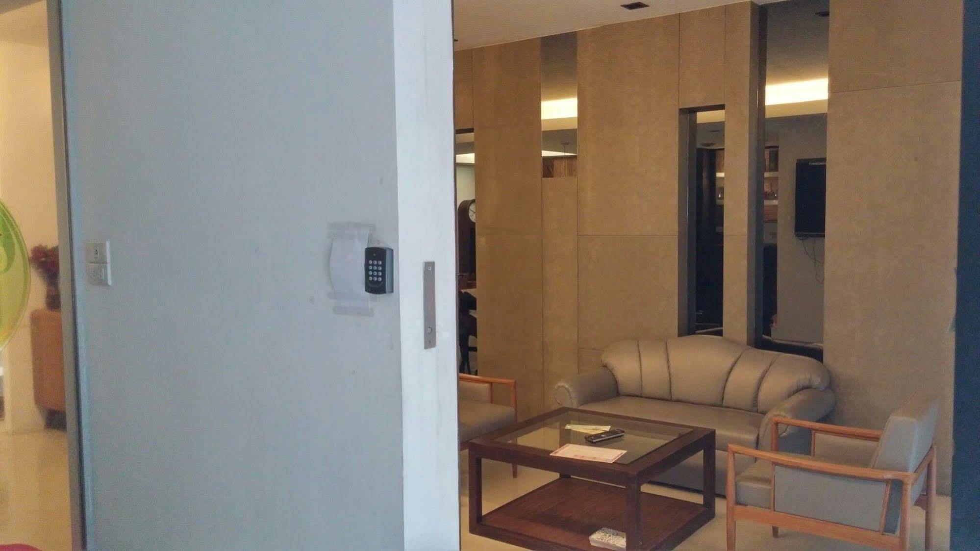 At One Inn Hualampong Bangkok Extérieur photo