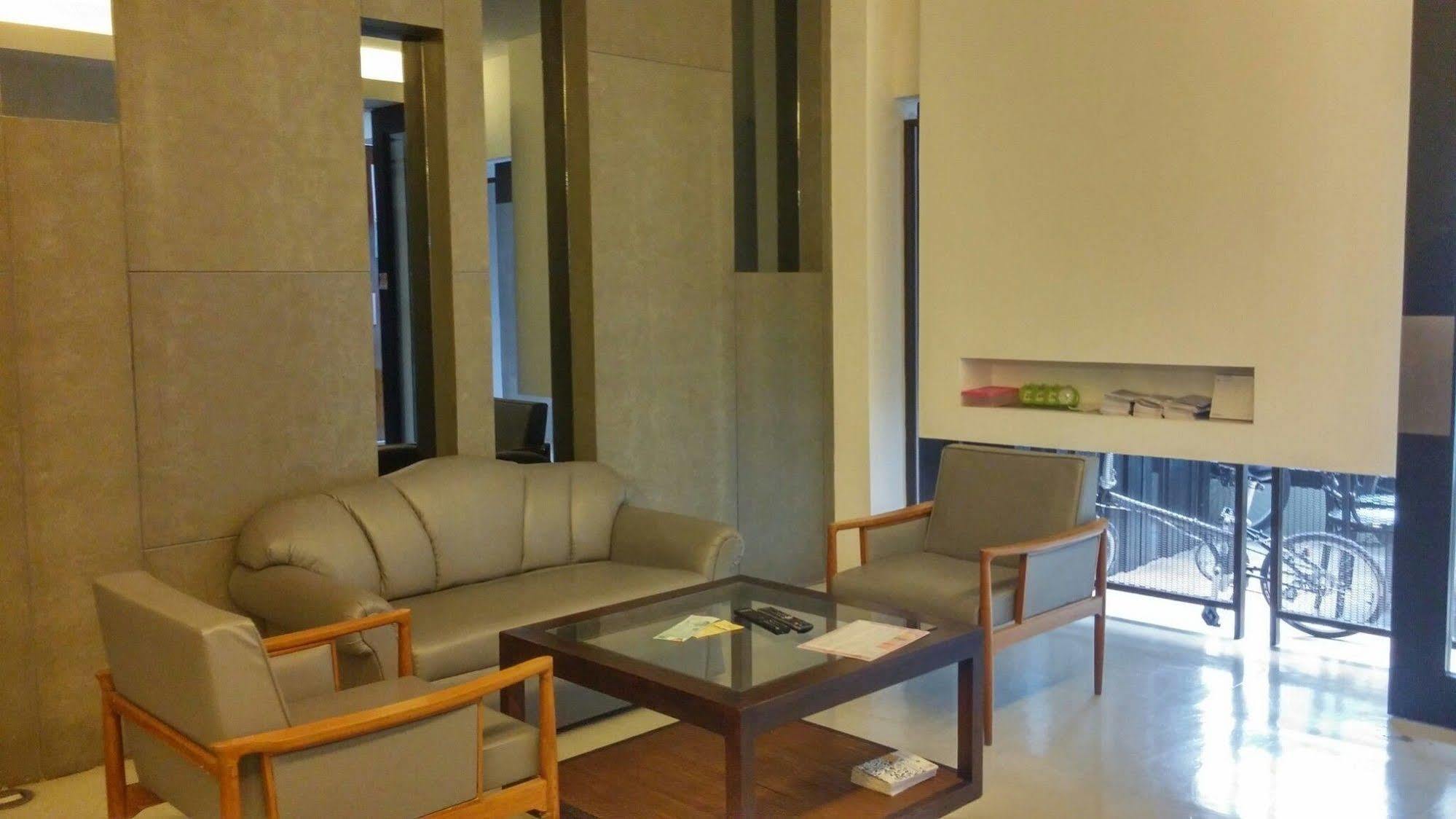 At One Inn Hualampong Bangkok Extérieur photo