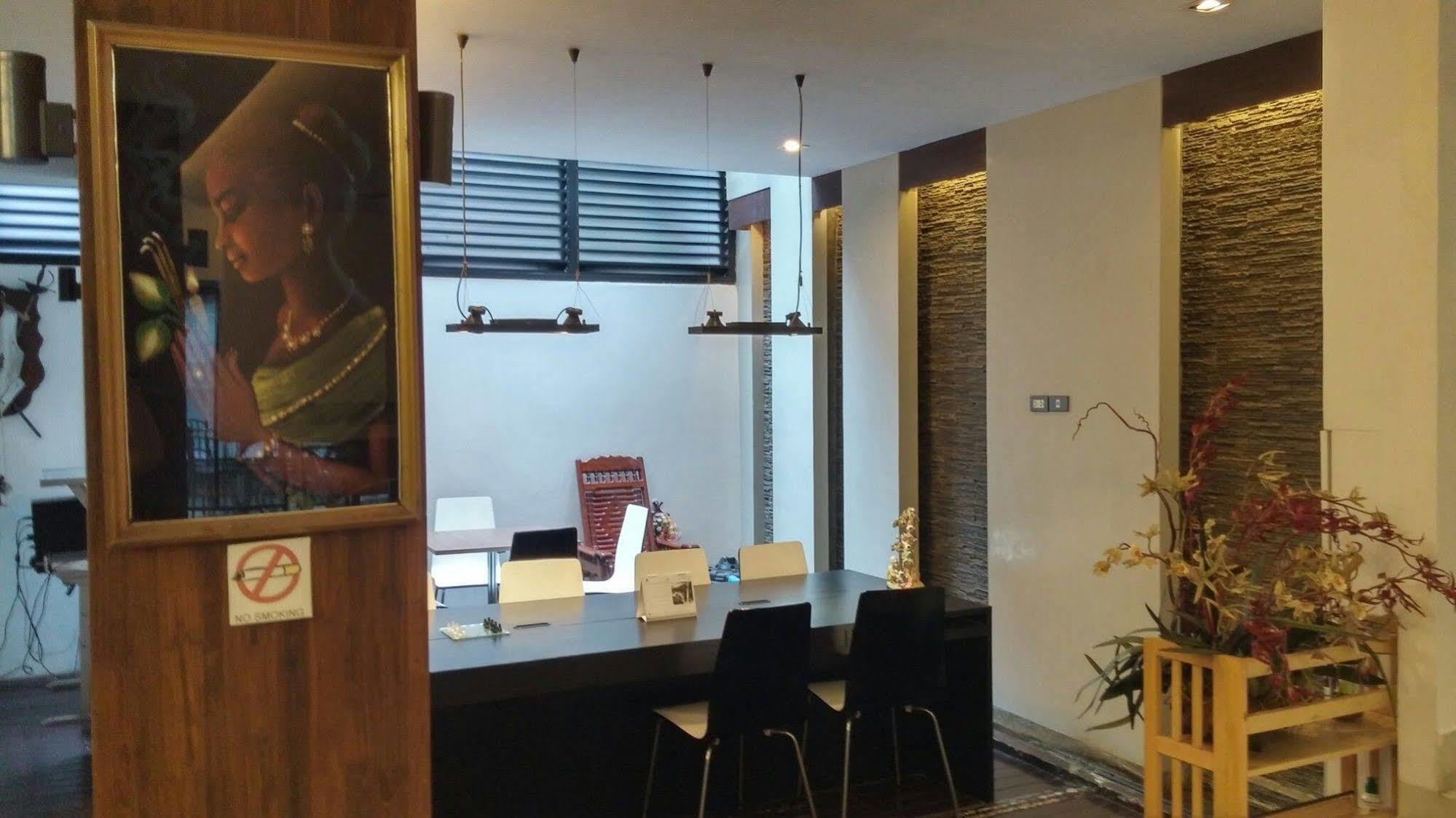 At One Inn Hualampong Bangkok Extérieur photo