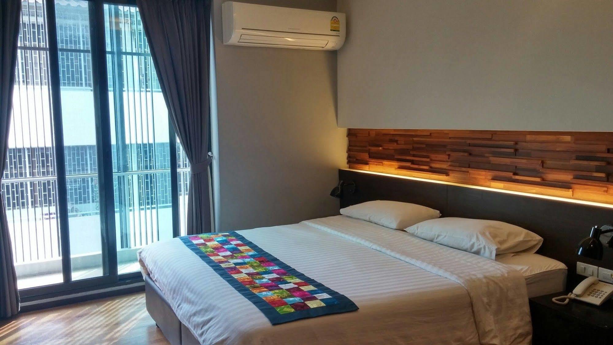 At One Inn Hualampong Bangkok Extérieur photo