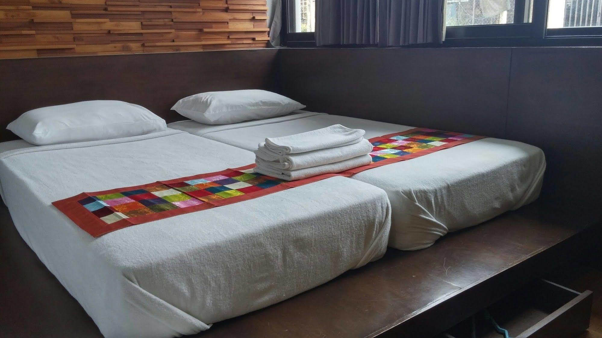 At One Inn Hualampong Bangkok Extérieur photo