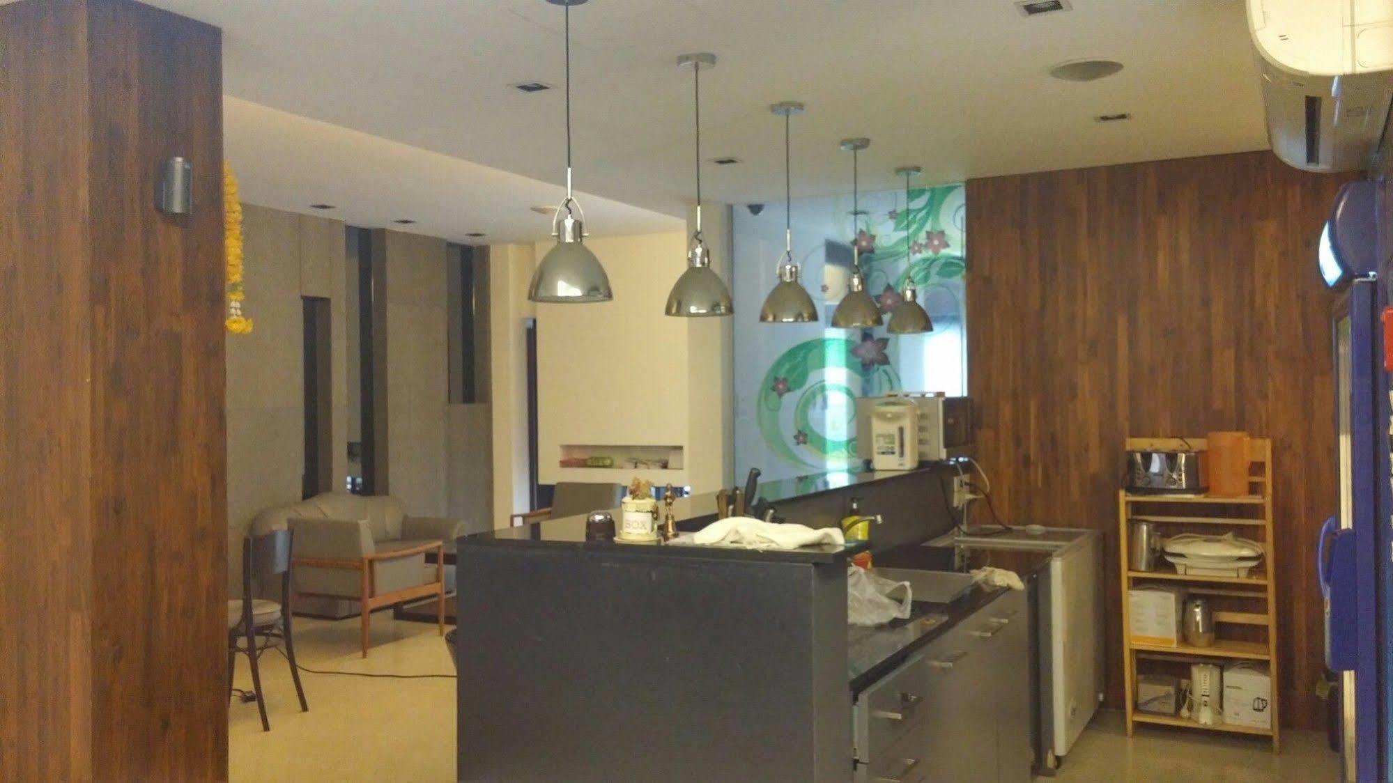 At One Inn Hualampong Bangkok Extérieur photo