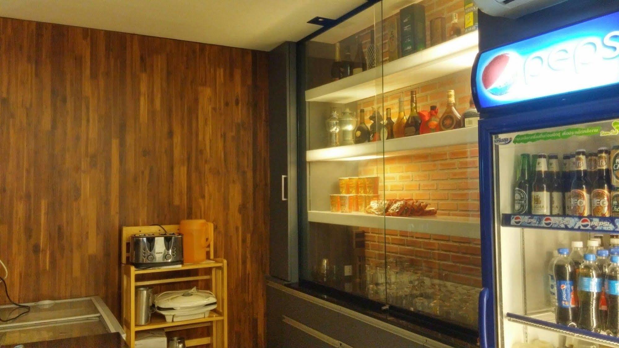 At One Inn Hualampong Bangkok Extérieur photo