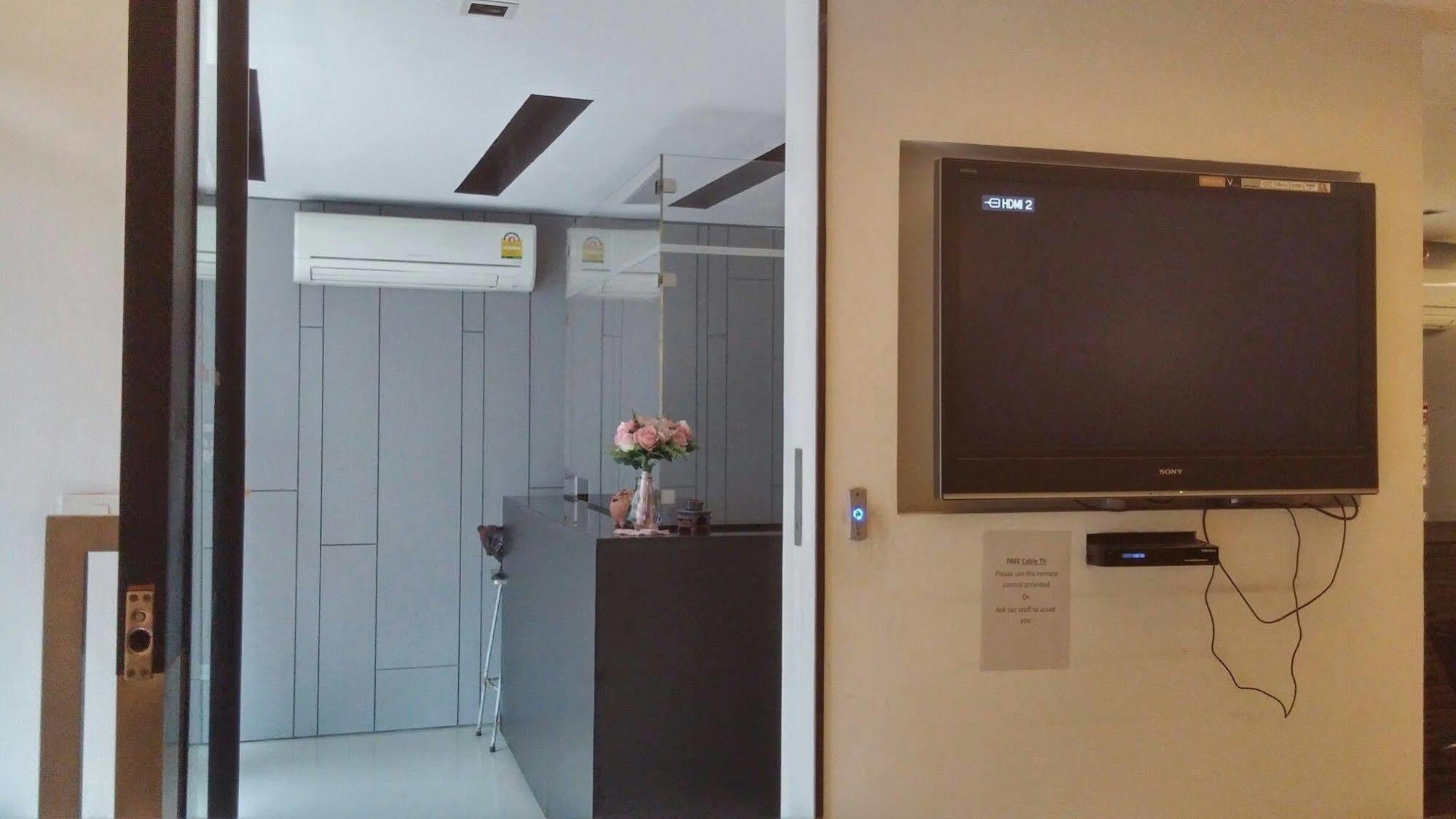 At One Inn Hualampong Bangkok Extérieur photo