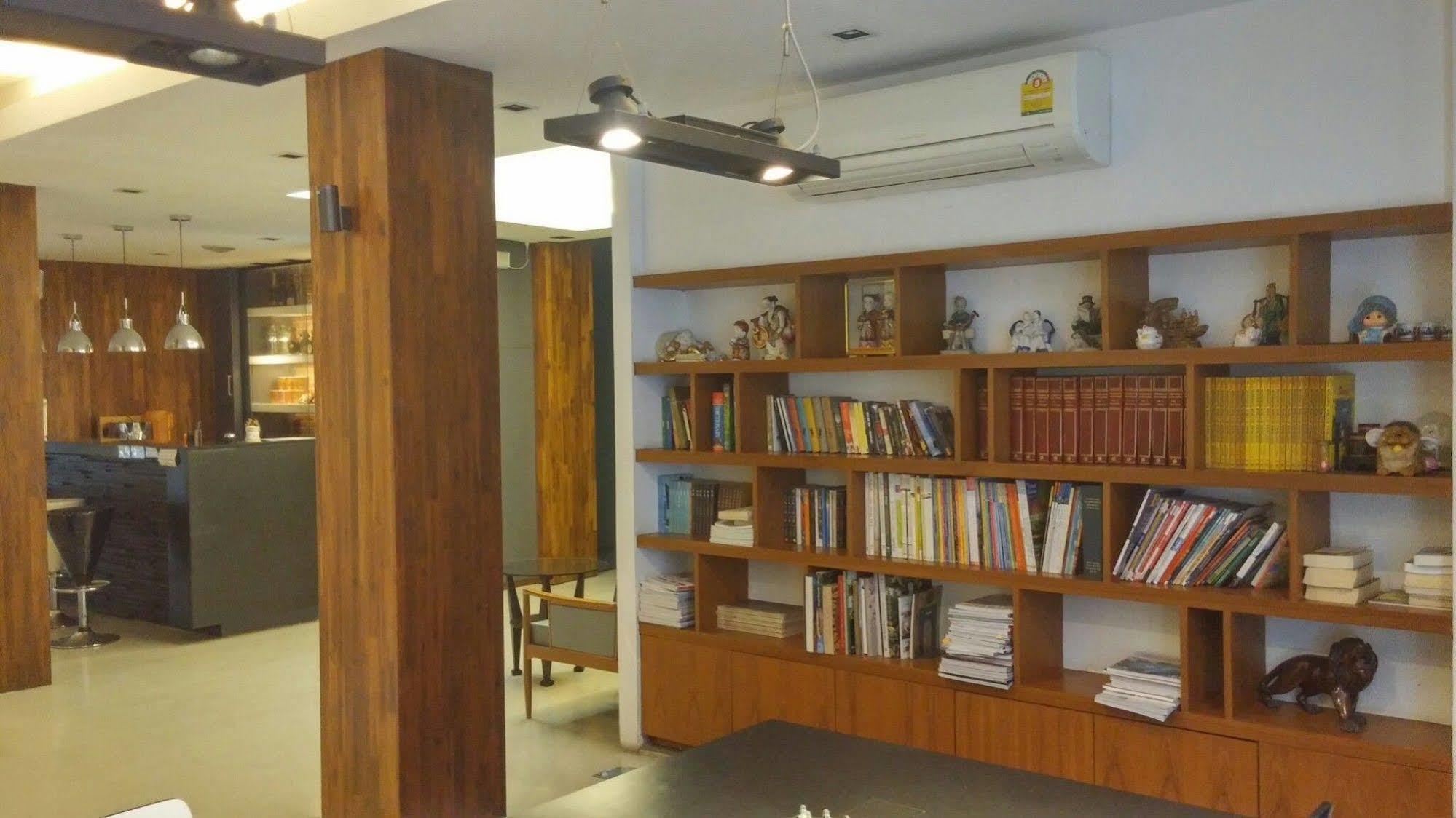 At One Inn Hualampong Bangkok Extérieur photo