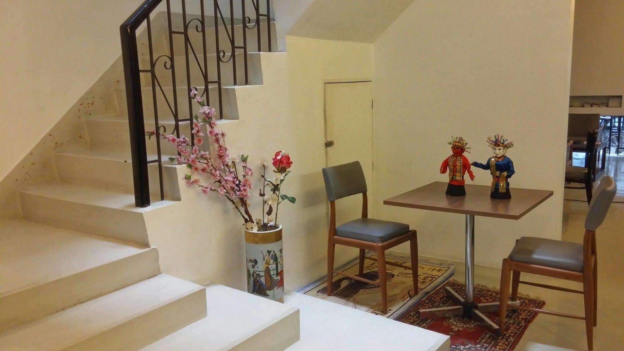At One Inn Hualampong Bangkok Extérieur photo
