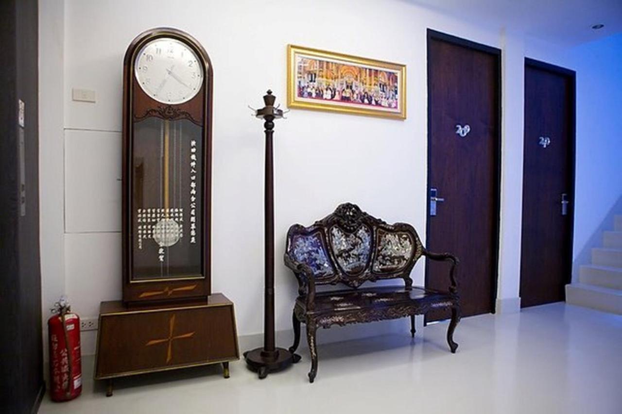 At One Inn Hualampong Bangkok Extérieur photo