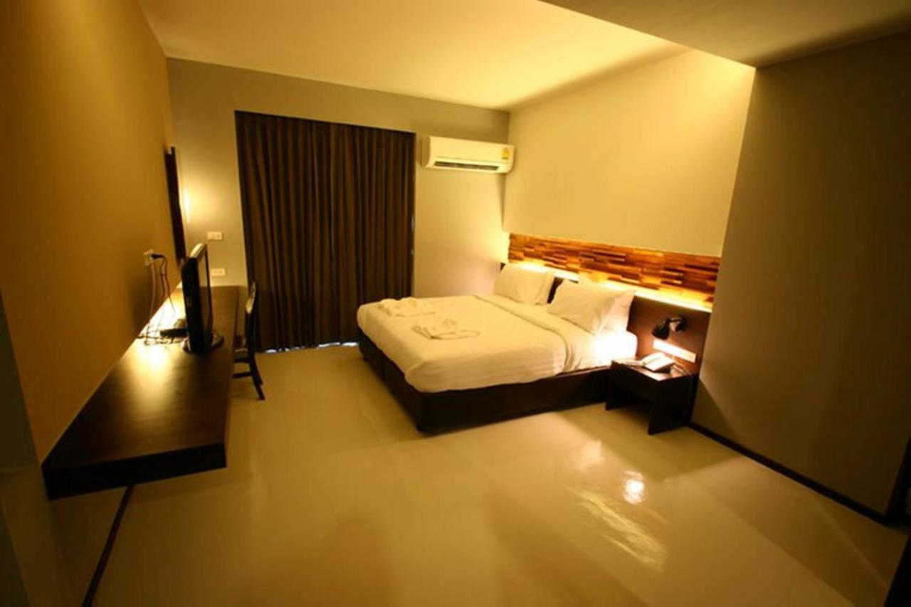 At One Inn Hualampong Bangkok Extérieur photo