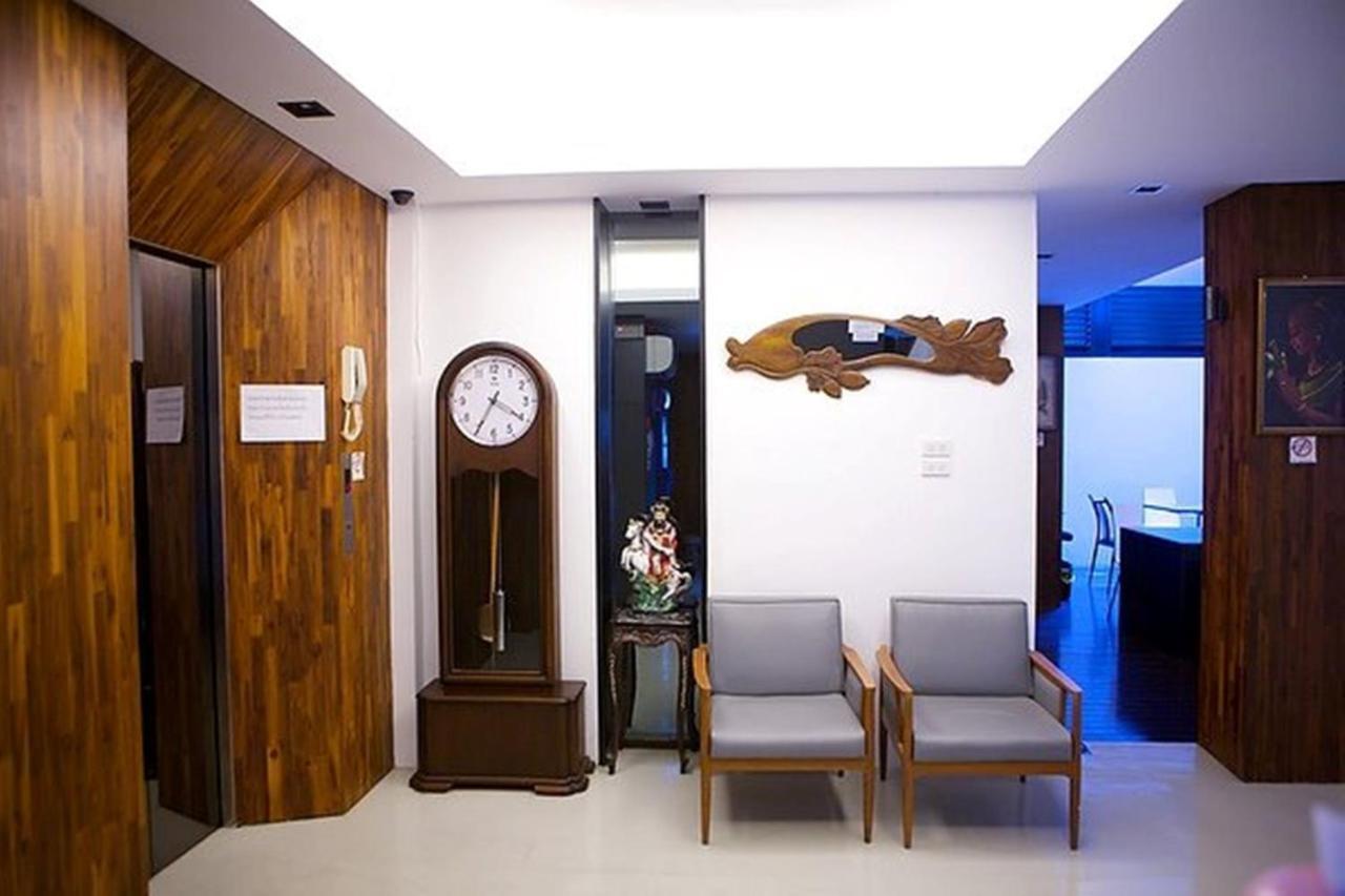 At One Inn Hualampong Bangkok Extérieur photo